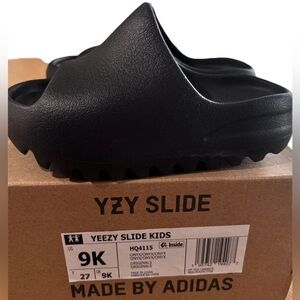 NEW ‼️
BLACK Yeezy Slide KIDS SIZE 9K